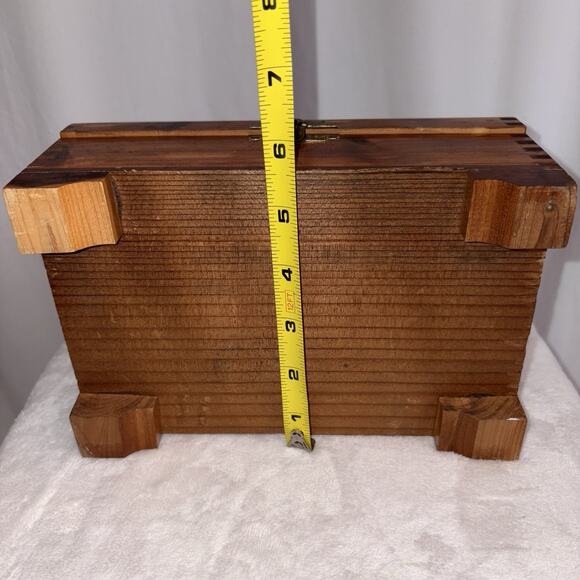 Vintage 1950s Cedar Jewelry/Keepsake Box w/ Carvings & Picture on Top Good Cond - Picture 8 of 10